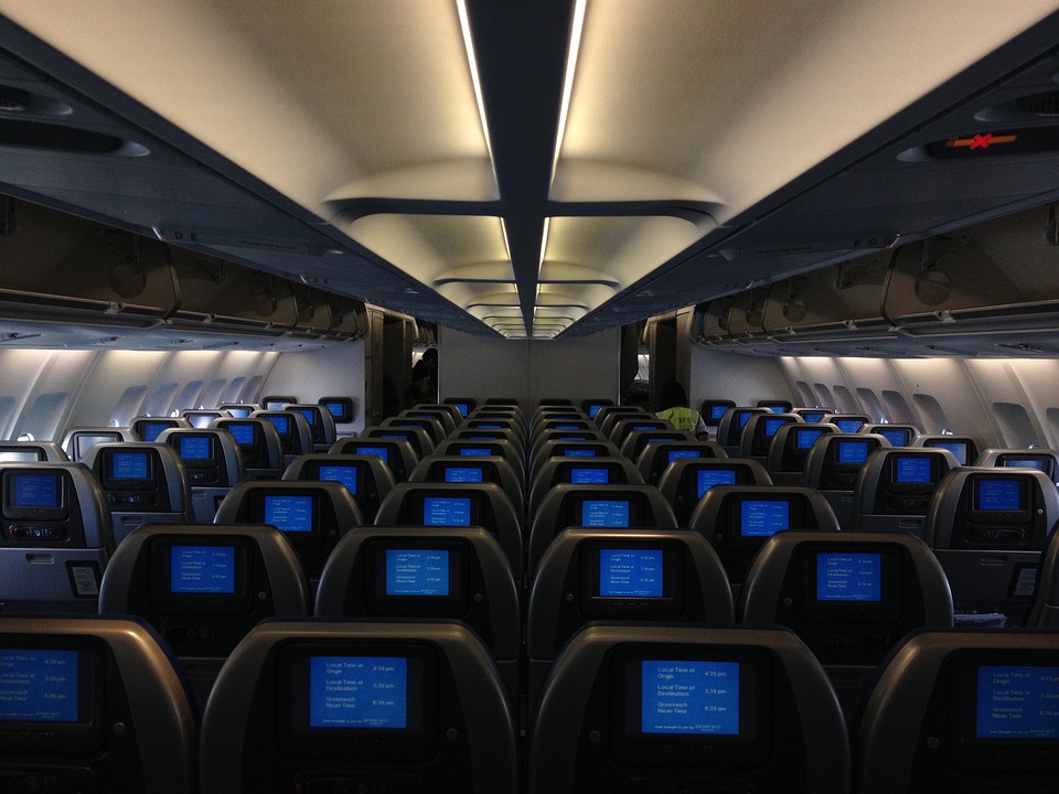 4 Ways In-flight Entertainment Has Advanced with New Technology